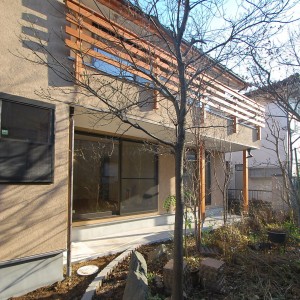 庭の自然にとけこむ二世帯住宅