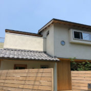 和瓦と庭々の家
