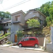 空中歩廊のある家