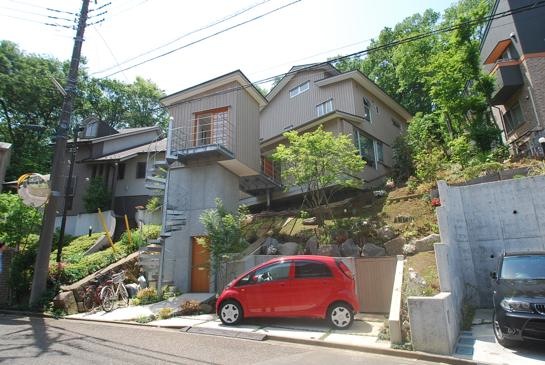 空中歩廊のある家