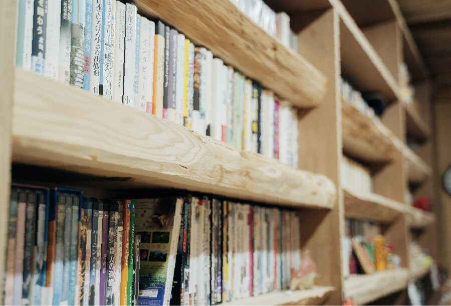書庫の本棚も大径木を使用