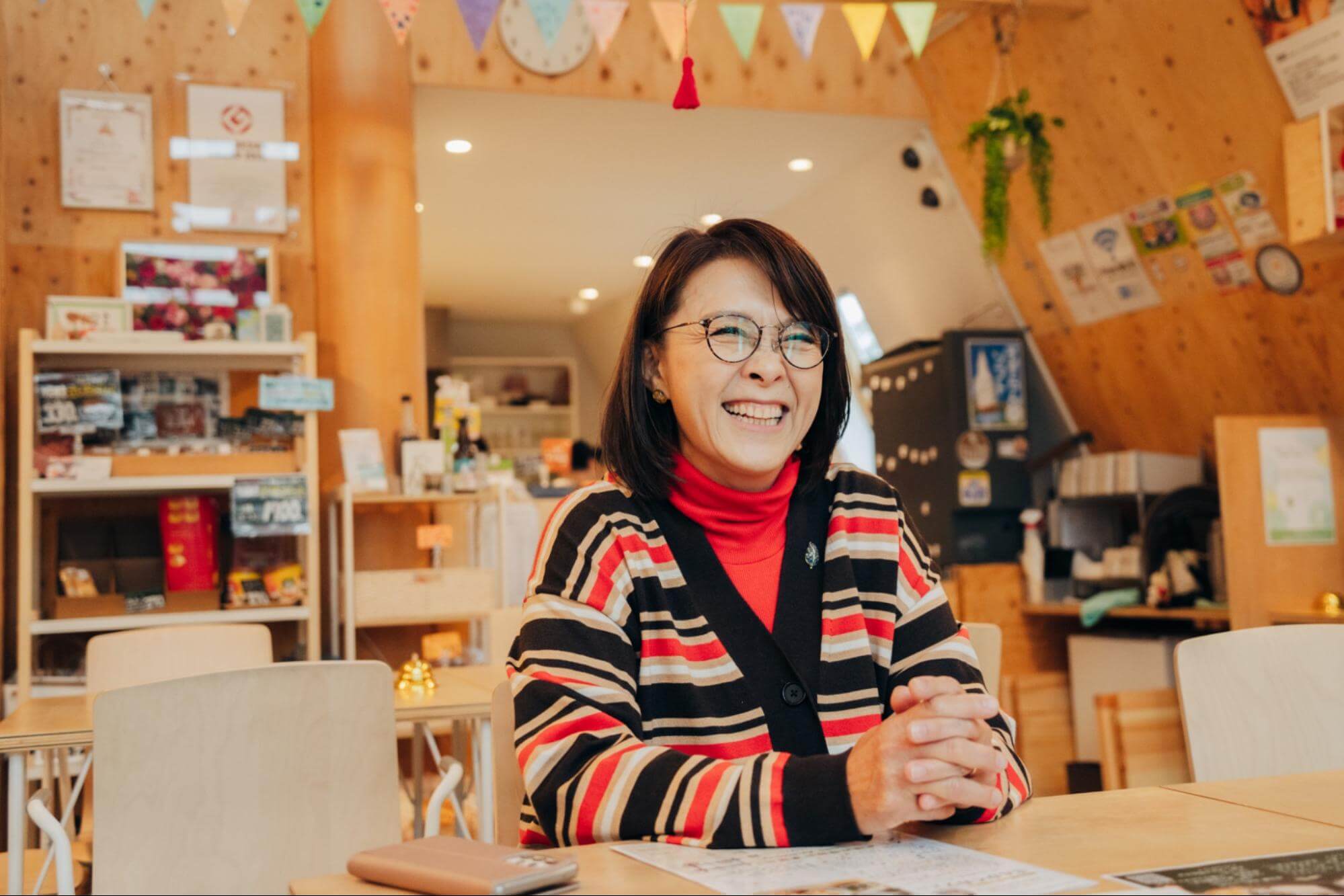 身振り手振りを交え、表情豊かに語る横山さん。