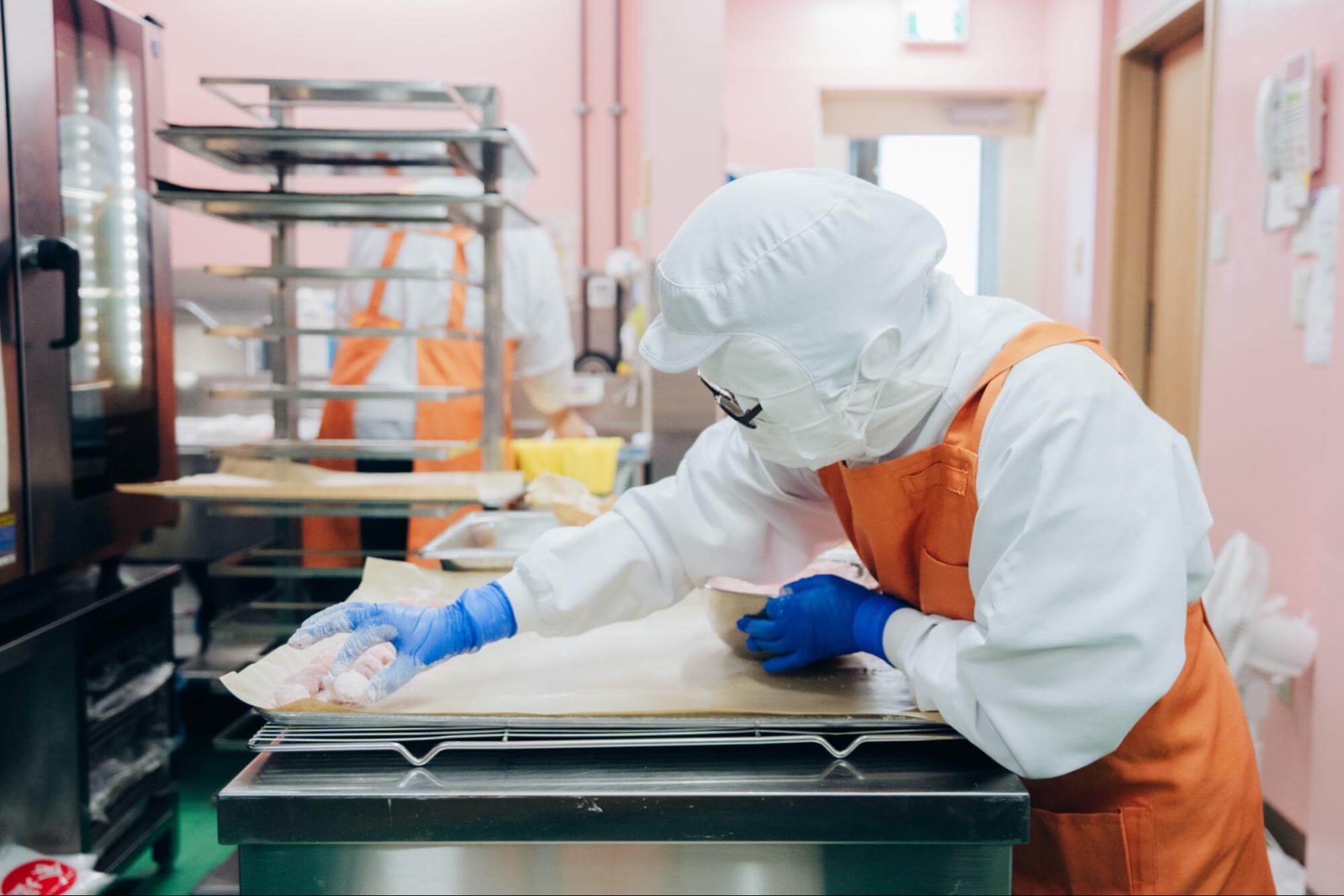 アトリエ・モモで利用者の方がお菓子を製造する様子