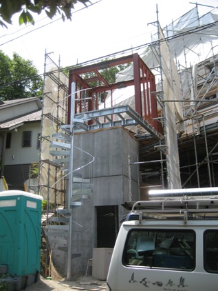 『空中歩道で結ぶ丘の上に建つ家』　所沢市Ｏ邸　螺旋階段