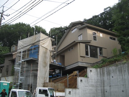 『空中歩道で結ぶ丘の上に建つ家』　本日の現場